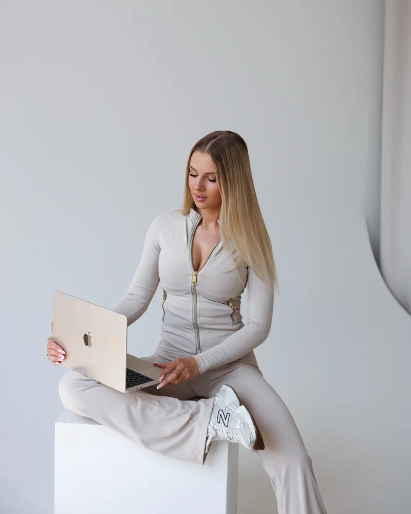 Współpraca online — Weronika przy laptopie